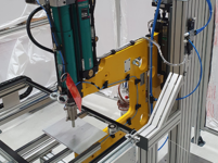 The TOX® machine tongs of type TZ (yellow) and a 50 kN strong press module (green) ensure process-reliable clinching of galvanized sheets for an end customer.